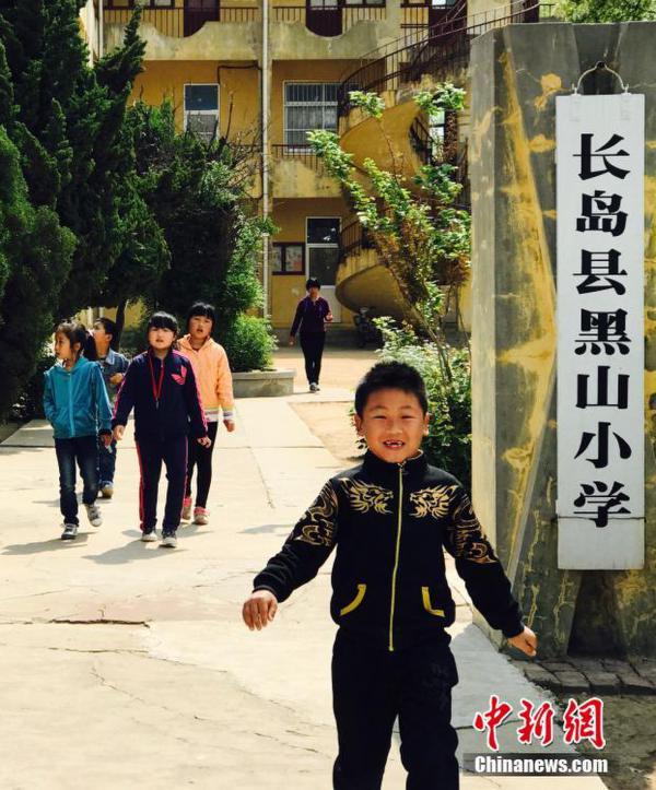 渤海の小島に浮かぶ先生2人、生徒5人の小学校