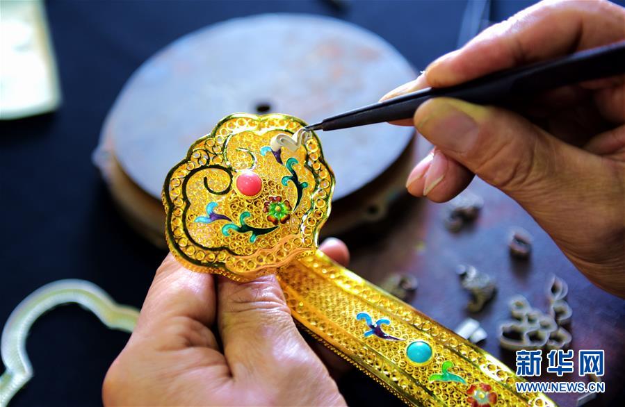 河北省の金糸細工技術伝承人、伝統技術に新たな輝き取り入れる