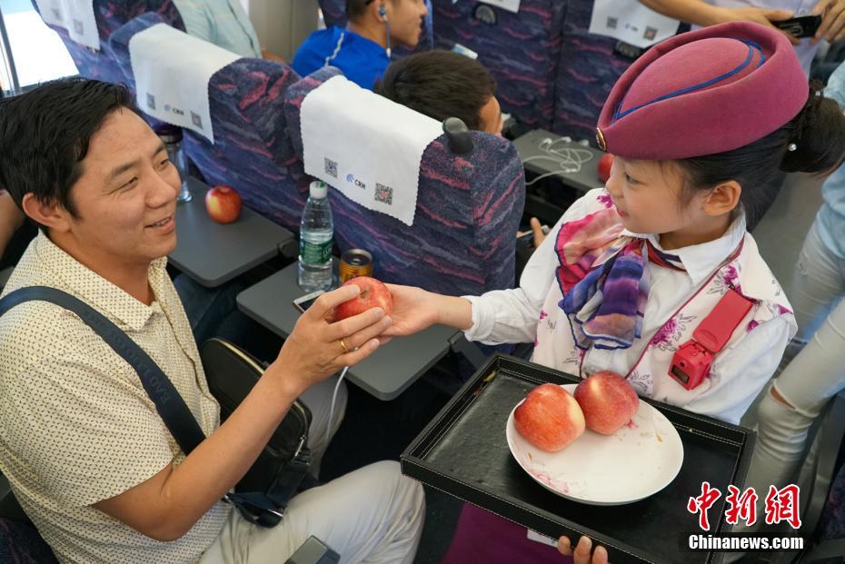 乗務員は可愛らしい少女　「国際子供の日」の乗務員体験イベント