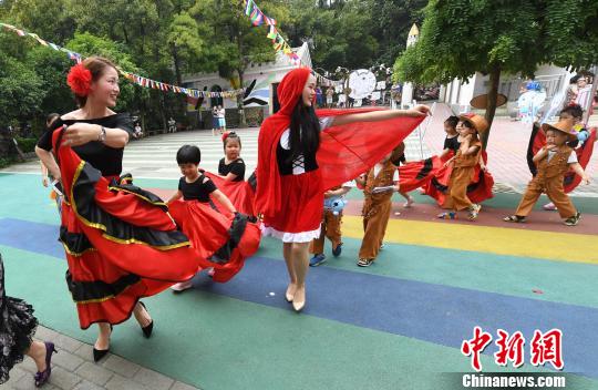 幼稚園で「世界を見よう」イベント　園児や親が民族衣装で各国の文化を体験