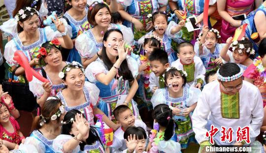 幼稚園で「世界を見よう」イベント　園児や親が民族衣装で各国の文化を体験