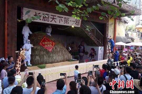 仏山の景勝区で3.5トンの巨大粽製造　試食の観光客行列に