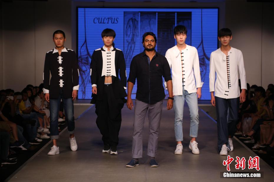 院生卒業ファッションショー、留学生が自国と中国を融合させた衣装を披露