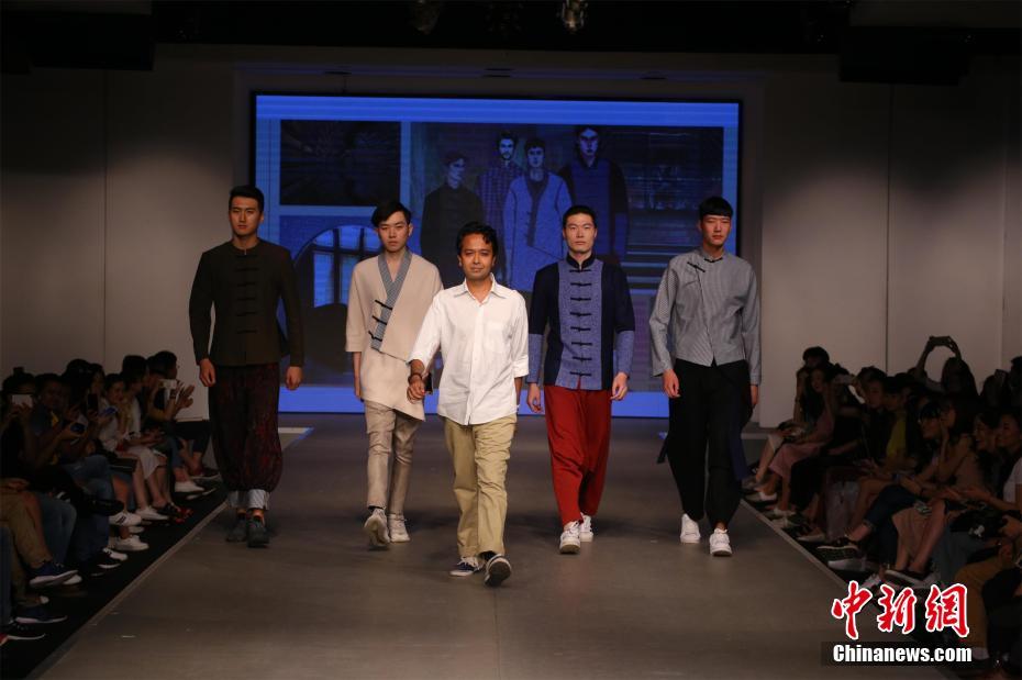 院生卒業ファッションショー、留学生が自国と中国を融合させた衣装を披露