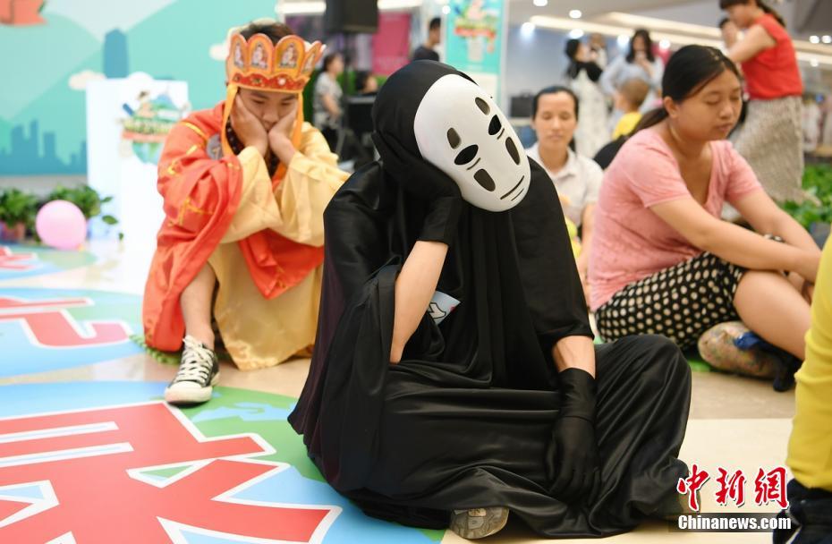 さまざまな姿勢で競い合う「ぼんやりコンテスト」開催　湖南省