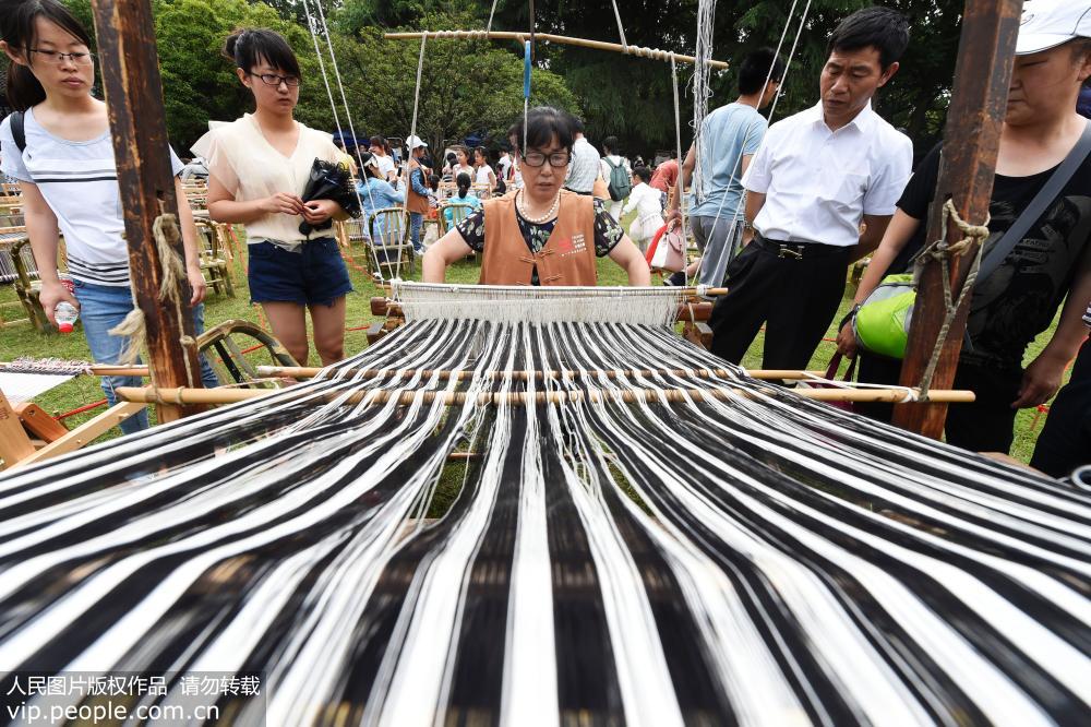 機織り機100台で無形文化遺産体験　杭州市