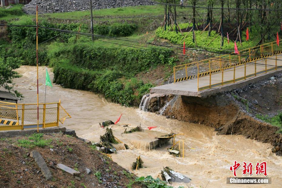 貴州省雷県で暴風雨、洪水で橋が寸断