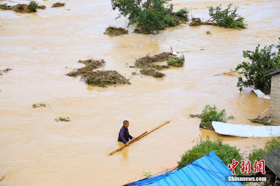 貴州省雷県で暴風雨、洪水で橋が寸断
