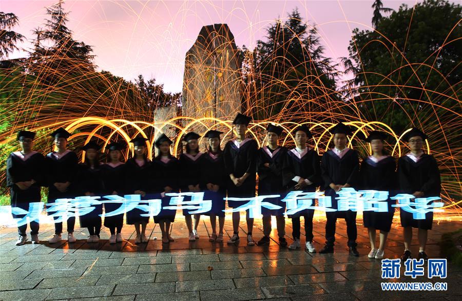 光のアートを使った鮮やかな卒業写真　湖南省