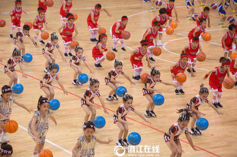 姚明、キッズバスケットボール大会の開幕式に出席