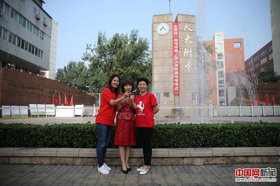 保護者や教師が縁起の良い赤い服で受験生を応援　北京