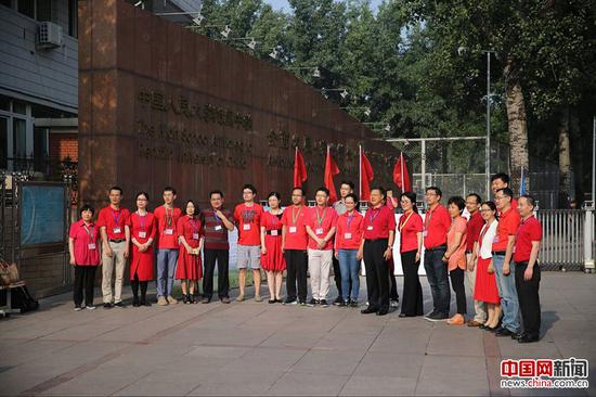 保護者や教師が縁起の良い赤い服で受験生を応援　北京