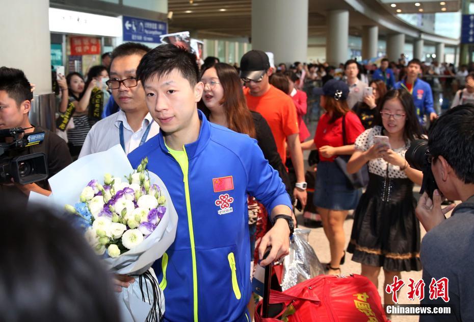 中国卓球チーム帰国、空港にファン殺到　北京