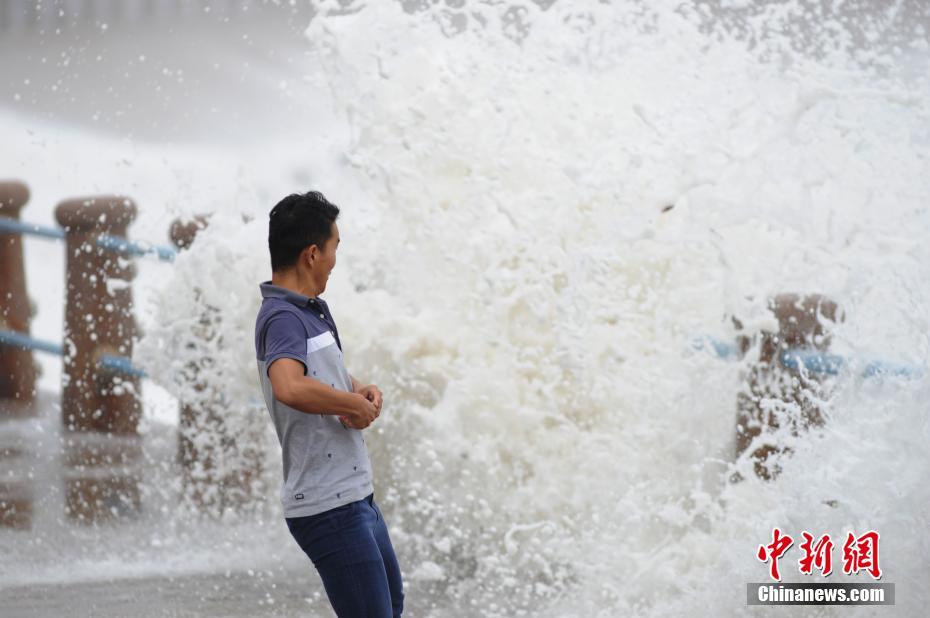青島で10m以上の高波発生　迫力ある瞬間を撮影する観光客たち