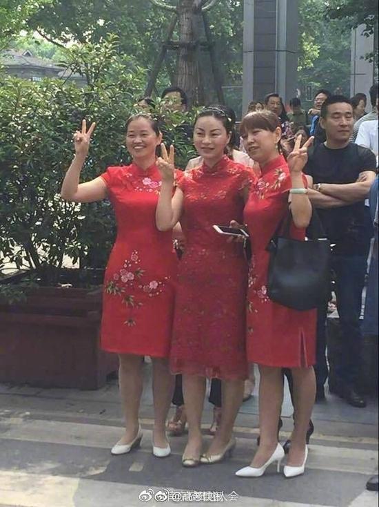 受験生の母親たちがチャイナドレスで受験の成功を祈願