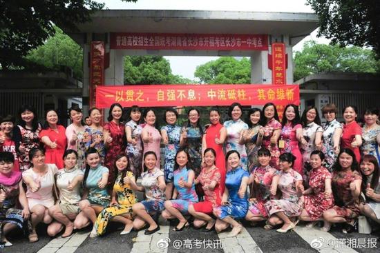 受験生の母親たちがチャイナドレスで受験の成功を祈願