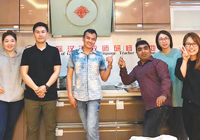 華東師範大学での研修中、中国人の友人たちと記念撮影に収まるアスラン君（右から3番目、写真は本人による提供）。