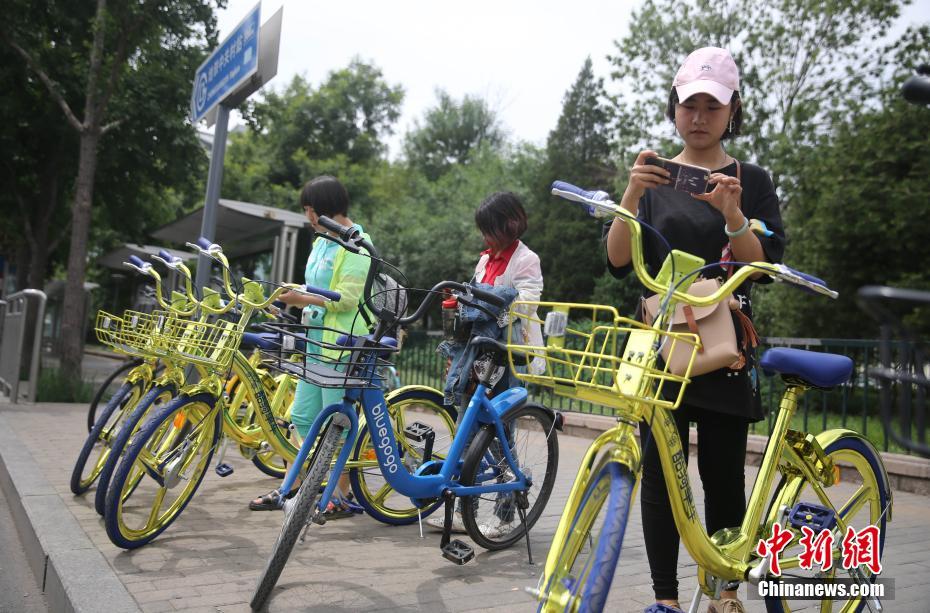 北京に金ピカのシェア自転車登場、乗りながらスマホ充電も