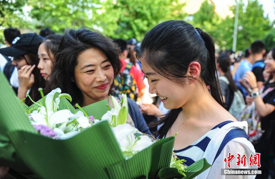 中国の大学統一入学試験、ほとんどの地域で終了