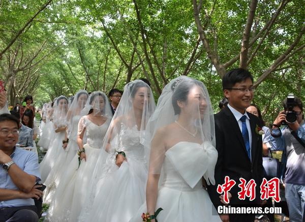 卒業前の一生忘れない思い出　卒業生カップルの合同結婚式　江蘇省