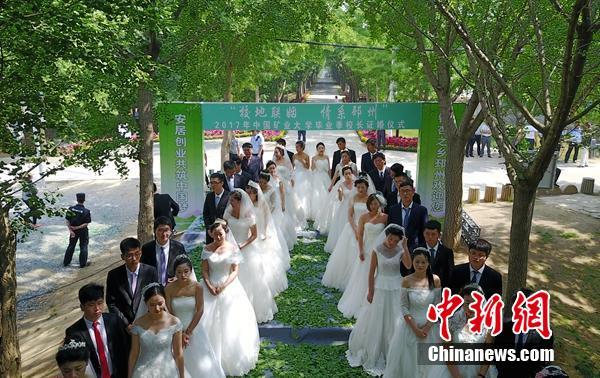 卒業前の一生忘れない思い出　卒業生カップルの合同結婚式　江蘇省