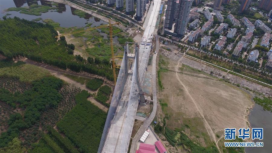 北京・通州区と河北省・燕郊鎮を結ぶ潮白河大橋が接合