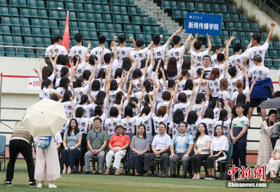 8メートルもの巨大ワイド写真　4000人以上が一緒に写る卒業写真　武漢