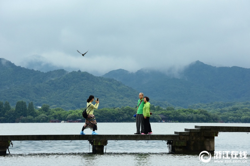 雨降り続く杭州　霧雨にぼんやりかすむ西湖
