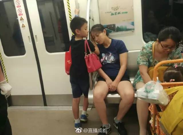 成都地下鉄の優しい少年が話題　眠る母親に腕枕