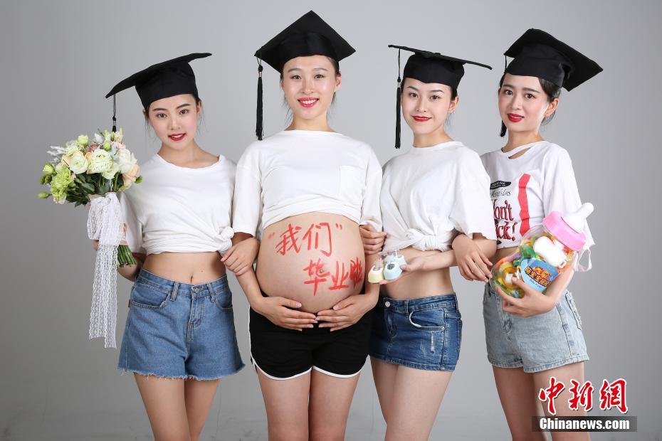 22歳で人生の勝ち組に！妊娠した大きなお腹で卒業写真に写る女子大生