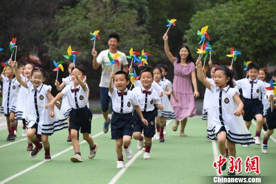 弾ける笑顔の園児たち、幼稚園の卒園写真　江西省