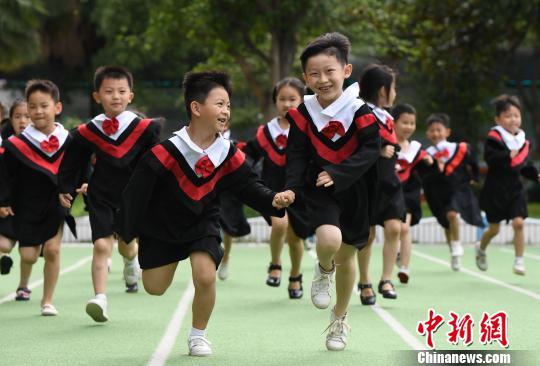 弾ける笑顔の園児たち、幼稚園の卒園写真　江西省