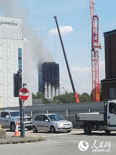 ロンドン西部の高層住宅で火災発生　12人死亡