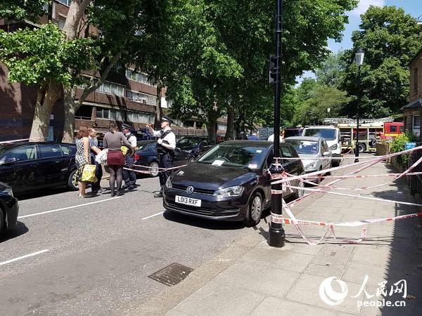 ロンドン西部の高層住宅で火災発生　12人死亡