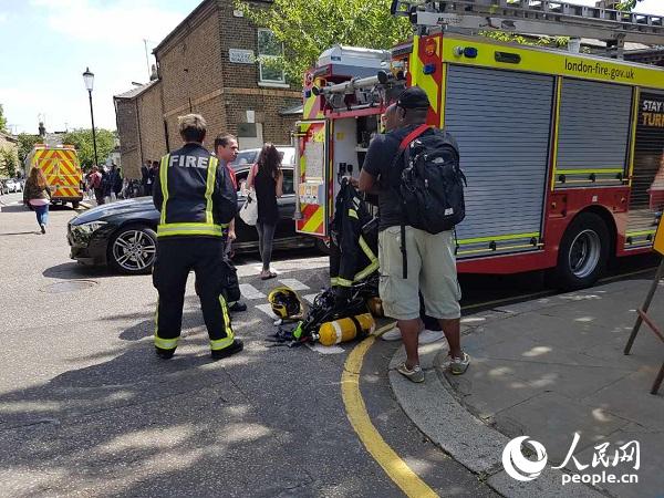 ロンドン西部の高層住宅で火災発生　12人死亡