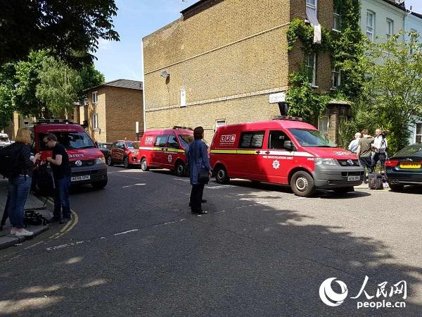 ロンドン西部の高層住宅で火災発生　12人死亡