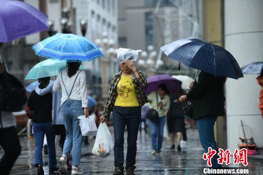 重慶で連日の降雨　気温は18度にまで低下