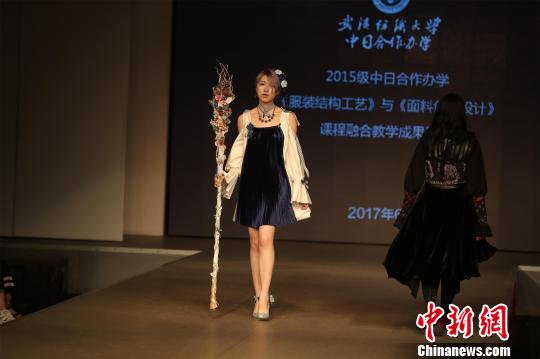 武漢の大学でファッションショー　中日文化が融合した作品を披露