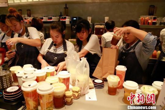 ネットで話題のミルクティー店、オープン半月後も人気衰えず　杭州市