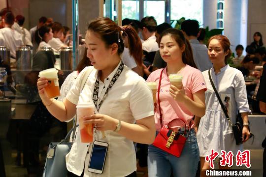 ネットで話題のミルクティー店、オープン半月後も人気衰えず　杭州市