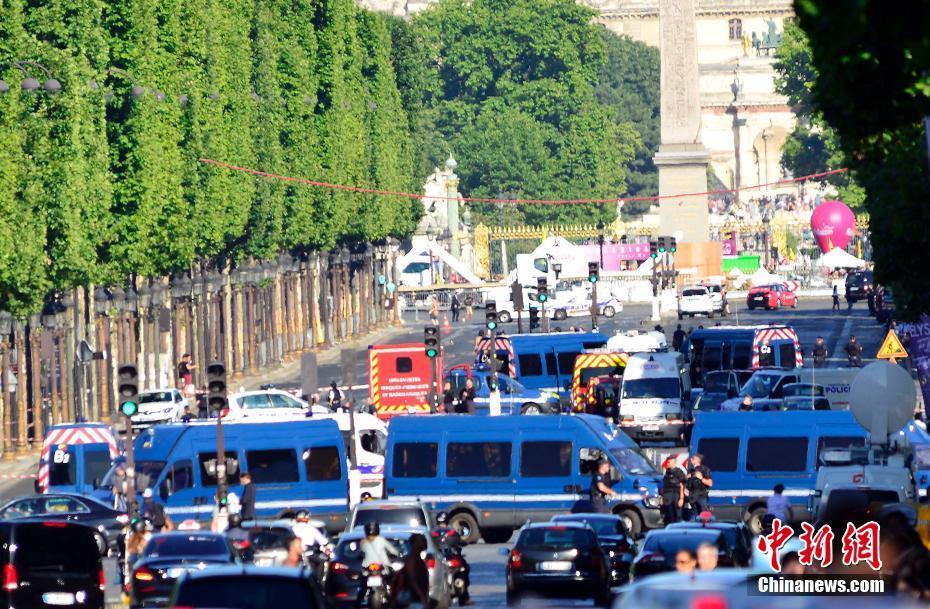 パリのシャンゼリゼ通りで国家憲兵隊車両に車衝突　テロ事件として捜査