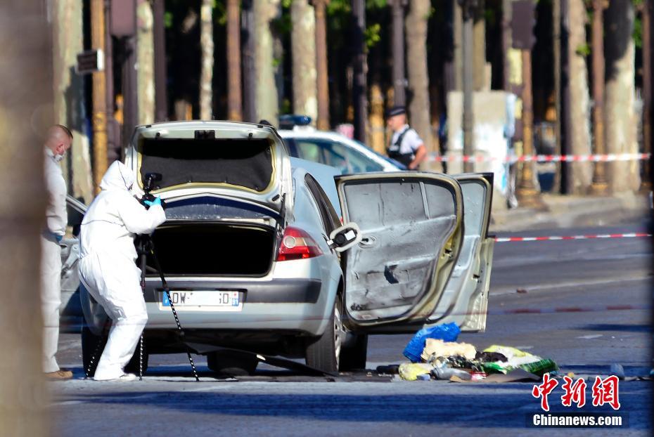パリのシャンゼリゼ通りで国家憲兵隊車両に車衝突　テロ事件として捜査