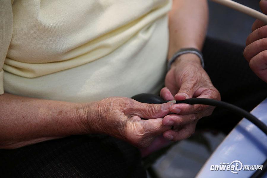 人々のために16年間血圧を測り続ける86歳の元医師