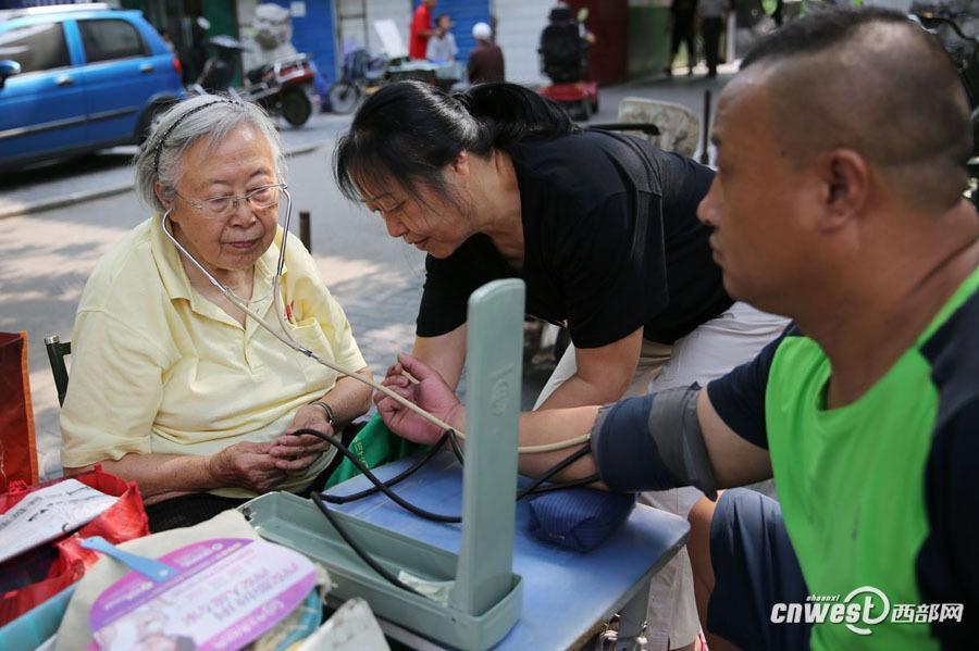 人々のために16年間血圧を測り続ける86歳の元医師