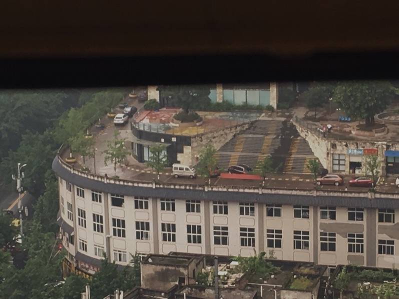 「屋上部分が道路」の建物が話題に　重慶市