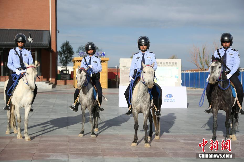 青海省の景勝地に騎馬警察が颯爽と登場
