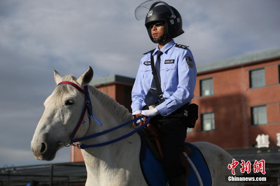 青海省の景勝地に騎馬警察が颯爽と登場