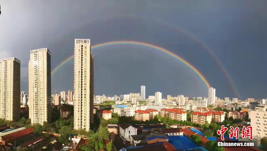 雨上がりの澄みきった空に架かった「二重の虹」 南寧市