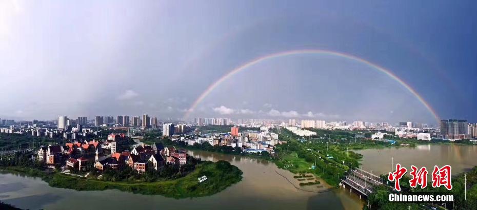 雨上がりの澄みきった空に架かった「二重の虹」 南寧市