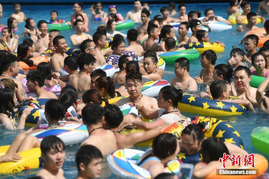 夏至入りで猛暑、プールで涼む市民たち　重慶市